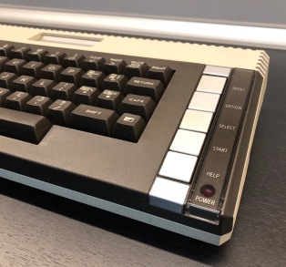 Atari 600 XL rechte Seite